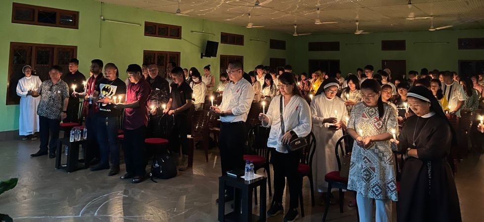 Invitees and guests during the lighting of candles and a minute of silent prayer during the 40th International AIDS Candlelight Memorial observed at the conference hall of Chavara Home, Dimapur on May 21. (Morung Photo).